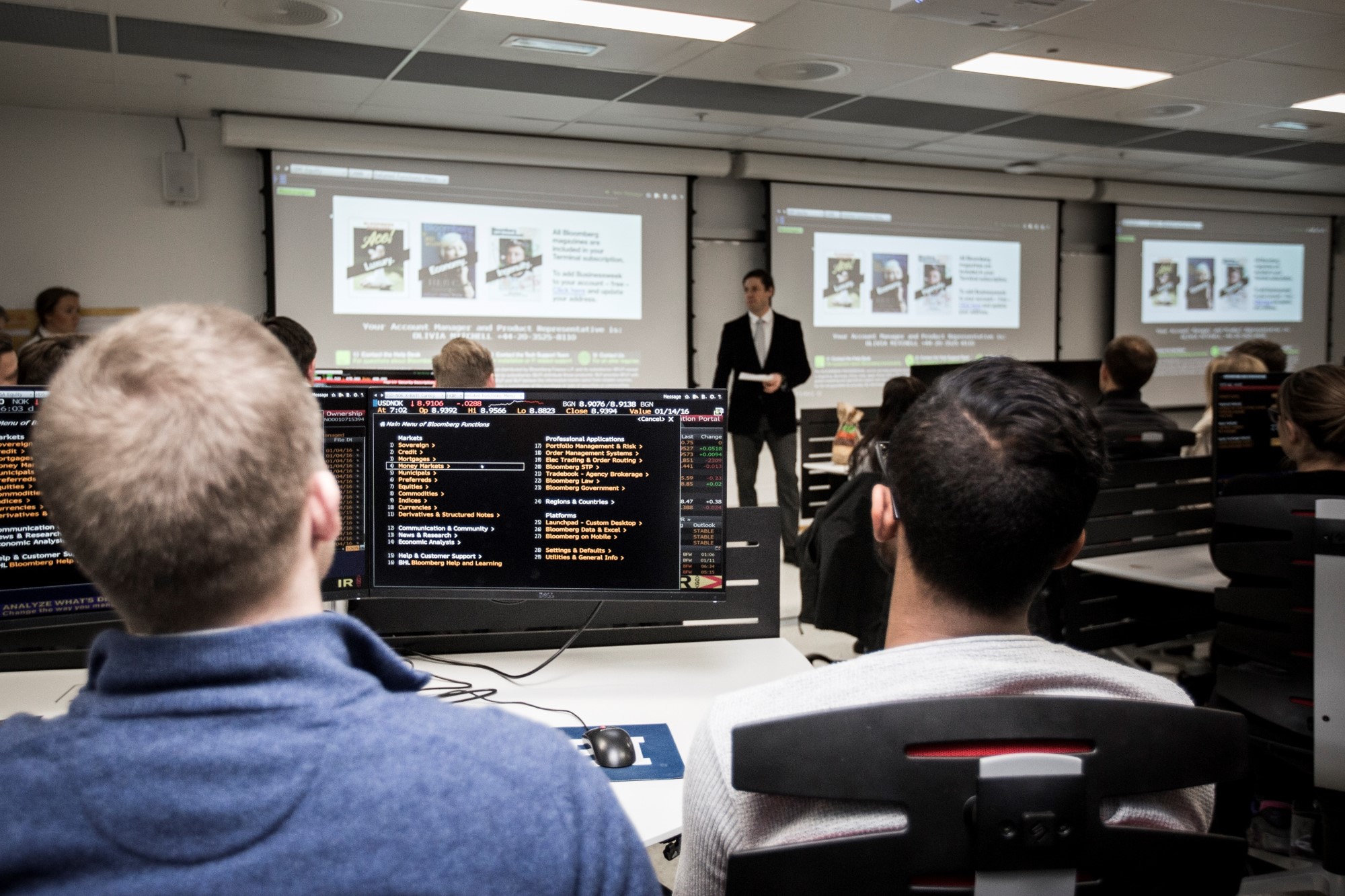 Studenter som arbeider sammen i Bloomberg-rommet